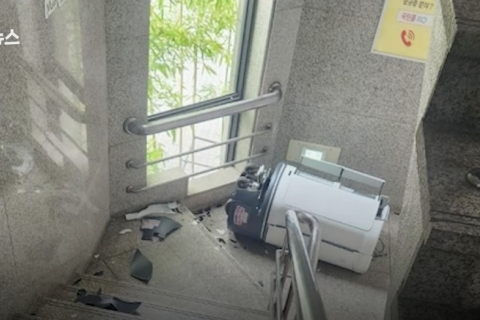 Робот-держслужбовець викинувся зі сходів у Південній Кореї (ВІДЕО)