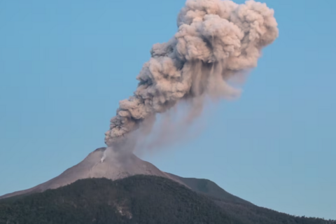 В Індонезії знову вивергається вулкан Ібу, викидаючи густий сірий попіл