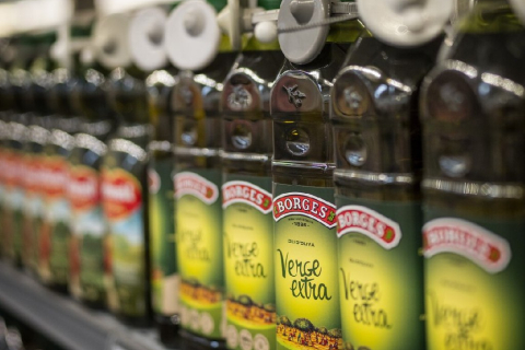 Іспанія скасовує податок з продажу оливкової олії, щоб допомогти споживачам впоратися зі стрімким зростанням цін