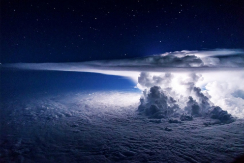 Используя обычную камеру пилот Boeing 767 делает невероятные снимки ураганов