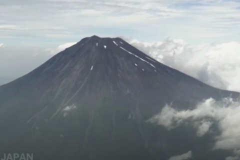 Рятувальники намагаються спустити тіла, знайдені на японській горі Фудзі (ВІДЕО)
