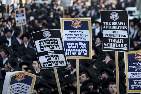 Ультраортодоксальные евреи перекрывают шоссе в знак протеста против нового постановления Израиля об обязательной военной службе