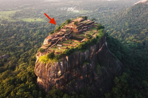 Таинственная крепость расположена на вершине гигантской гранитной скалы на Шри-Ланке