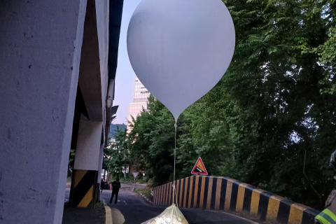 КНДР заявила, что приостановит отправку воздушных шаров с мусором в Южную Корею (ВИДЕО)