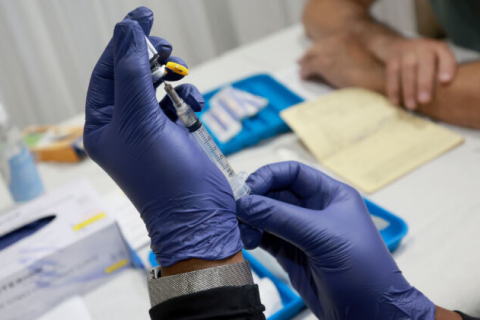ВОЗ признает, что любой, кто вакцинируется от оспы обезьян, участвует в "клинических испытаниях" для сбора данных