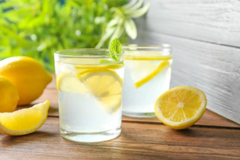 Девять причин пить лимонную воду по утрам