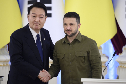 Во время встречи с Зеленским президент Южной Кореи пообещал увеличить помощь Украине