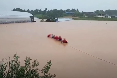 26 человек погибли, тысячи эвакуированы из домов в Южной Корее из-за сильного дождя