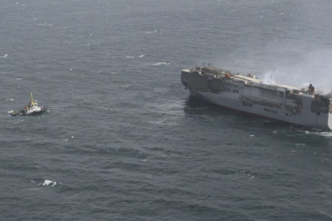 Спасатели начинают буксировку горящего грузового судна на новое место у побережья Нидерландов, так как дым ослабевает