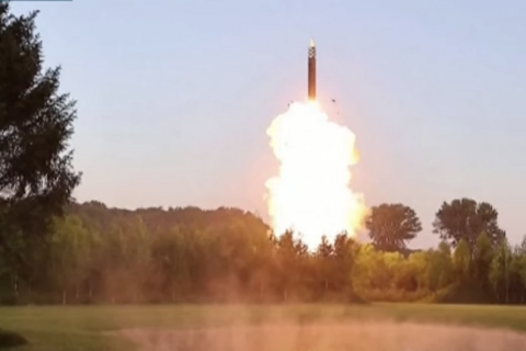 Эксперты заявили, что запуск северокорейской ракеты со «сверхбольшой боеголовкой» закончился неудачей