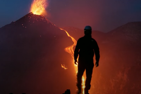 Извержение вулканов Этна и Стромболи в Италии, аэропорт Катании закрыт