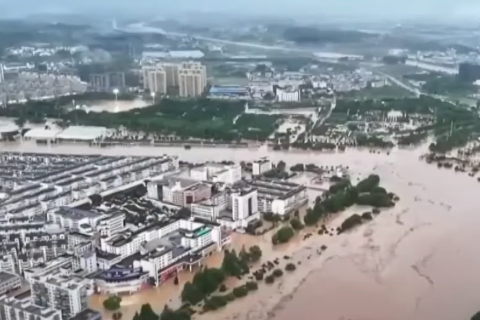 Понад 1 мільйон людей постраждали від повені в Китаї (ВІДЕО)