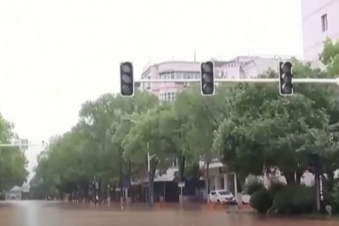 «Все кончено»: наводнения опустошают китайские города