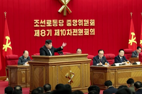 Чиновники Північної Кореї носять значки Кім Чен Ина (ВІДЕО)
