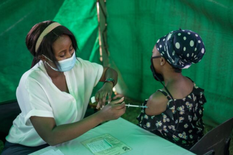 Южная Африка подтверждает связь между смертью человека и вакциной против COVID-19