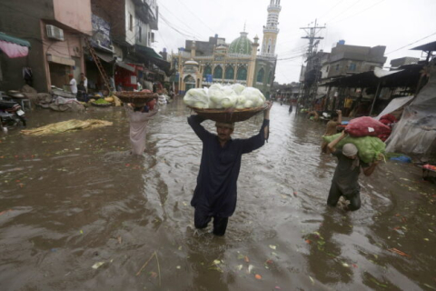 Пакистан: правительство объявило чрезвычайное положение в стране, поскольку наводнение унесло жизни более 900 человек