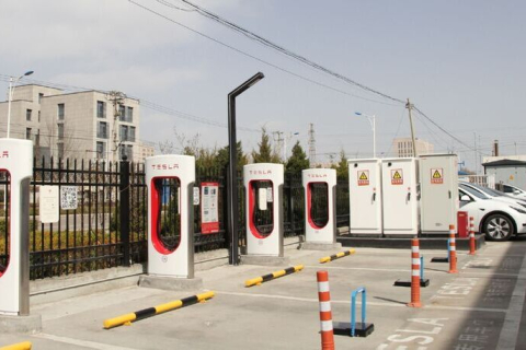 Станції зарядки електромобілів Tesla та Nio закриваються у зв'язку з обмеженням електропостачання в Китаї