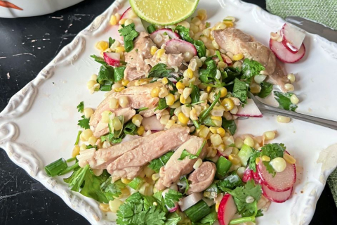 Кукурудзяний салат з часниковим курчам, каєнським перцем та лаймом (Рецепт)