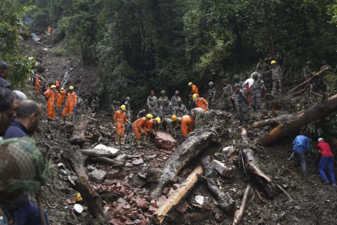 Через сильні дощі та зсуви ґрунту загинуло щонайменше 72 людини гімалайському штаті (ВІДЕО)