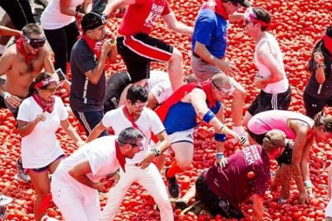 Тисячі людей святкують фестиваль помідорів «La Tomatina» в Іспанії (ВІДЕО)