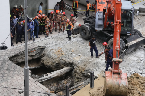 Жінка з Індії впала в провалля глибиною вісім метрів в столиці Малайзії (ВІДЕО)