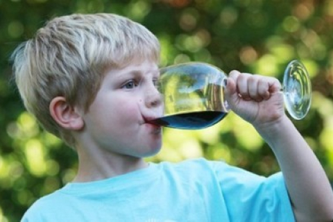 Що робити батькам, коли діти-підлітки п’ють алкоголь?