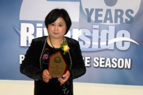 Художница Чжан Цуйин получила награду, учрежденную Всемирной федерацией мира