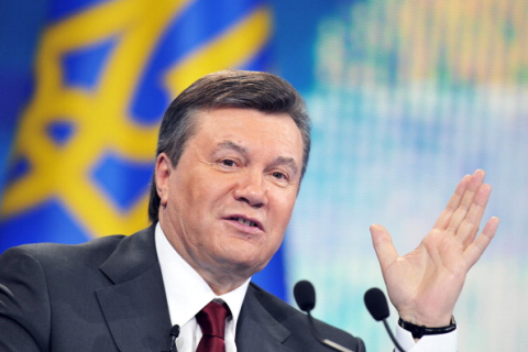 Янукович подписал скандальный закон об урезании льгот чернобыльцам