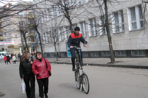 Фотообзор: Двухэтажный велосипед изобрел житель Житомира