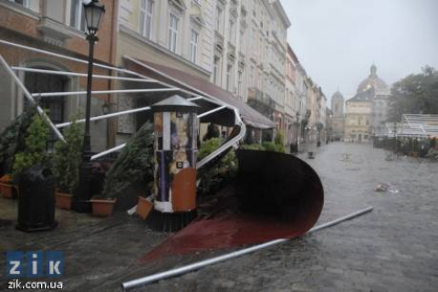 Фоторепортаж: Сильний буревій приніс Львову 7 мнл грн збитків