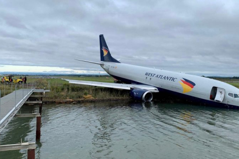 Франция: Самолет приземлился носом в воду