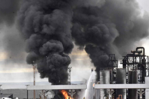 Пожар на нефтеперерабатывающем заводе в Аргентине унес жизни 3 человек	
