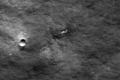Крушение российского лунного зонда оставило кратер
