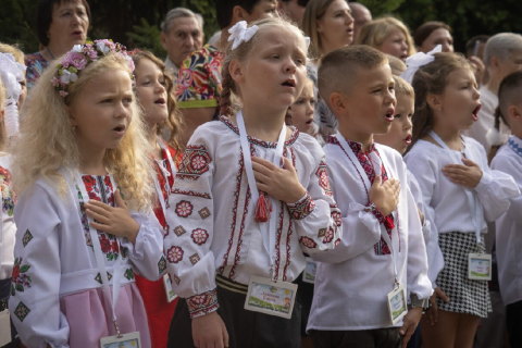 Із хвилини мовчання розпочався навчальний рік у школах Бучі та інших міст України (ВІДЕО)
