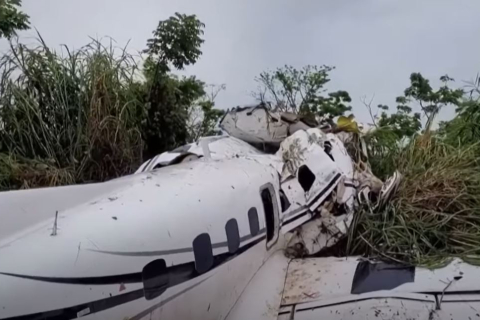 Крушение самолета привело к гибели пассажиров и членов экипажа