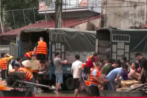 В затопленой провинции на севере Таиланда людей пытаются спасти с помощью лодок и вертолетов