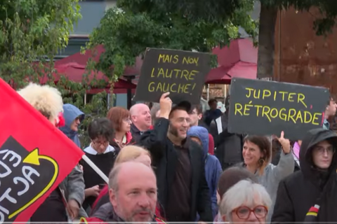 Тисячі людей у Франції вийшли на протести проти призначеного Макроном прем'єр-міністра (ВІДЕО)