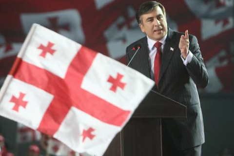 Кортеж Саакашвили закидали камнями