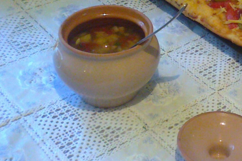 Блюдо в горшочке: овощной суп с фрикадельками