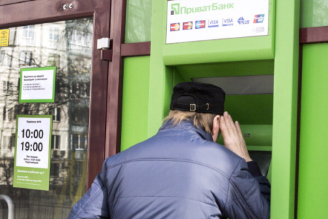 В Крыму ограничили снятие наличных и заблокировали депозиты
