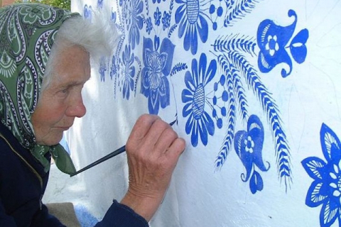 90-летняя бабушка из Чехии украшает дома красивой росписью
