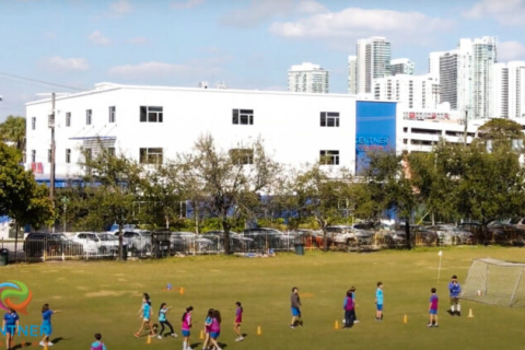 Частная школа Майами требует от учащихся оставаться дома в течение 30 дней после вакцинации от COVID-19