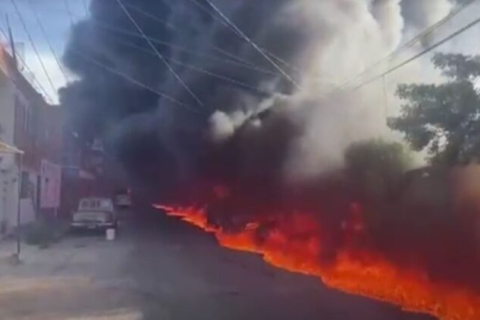 В Мексике пожар охватил железнодорожную линию и жилые дома, после столкновения поезда с бензовозом