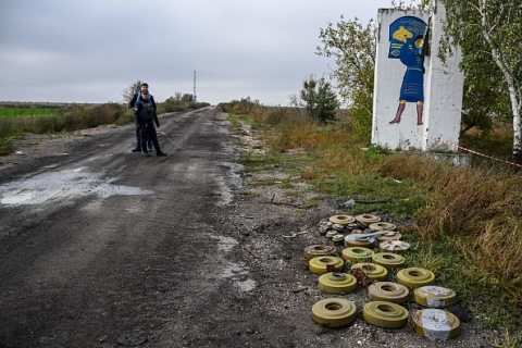 Украина: саперы усердно работают, чтобы очистить освобожденные территории до зимы