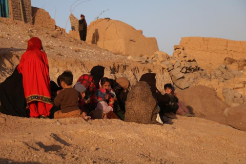 Мощное землетрясение и толчки убили десятки и ранили еще больше людей на западе Афганистана