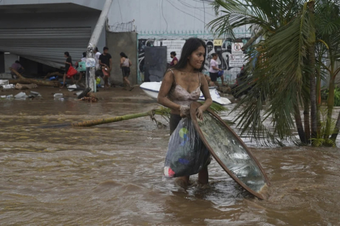 В разрушенном Акапулько люди ищут пропавших после урагана "Отис" (ВИДЕО)