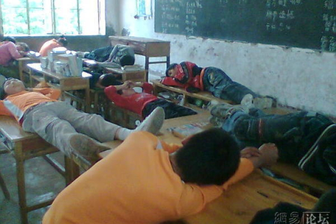 Дети в китае спят на партах