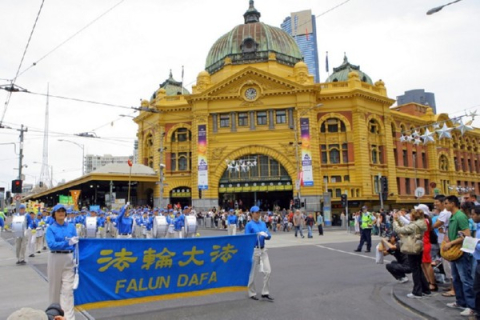 Крупное шествие последователей Фалуньгун прошло в Мельбурне