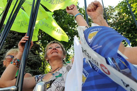 Тысячи человек вышли с протестом к Верховной Раде Украины