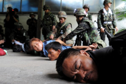 Лагерь «Красных рубашек» сдался властям Таиланда. Фоторепортаж 